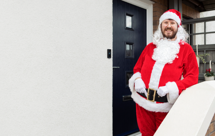 Un traje rojo, una barba blanca y Ring Protect ayudan a que la temporada festiva sea más especial para esta joven familia.