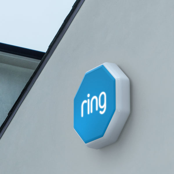 Tranquilidad, por dentro y por fuera, con la sirena de exteriores de Ring Alarm.
