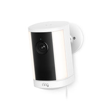 Ring Spotlight Camera Plus Plug-in blanca con soporte ajustable, sobre fondo limpio