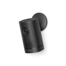 Ring Outdoor Camera 4K Plus Battery negra en soporte circular sobre fondo blanco, inclinada hacia abajo