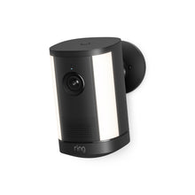 Ring Spotlight Camera Plus negra con soporte ajustable, sobre fondo limpio