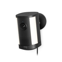 Ring Spotlight Camera Plus Plug-in negra con soporte ajustable, sobre fondo limpio